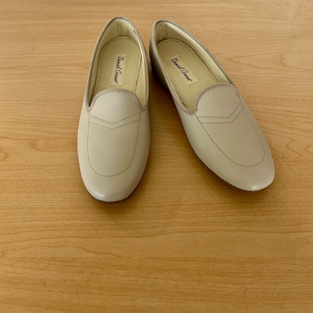 Daniel Green women’s leather loafers, never worn and light cream color - Picture 3 of 6